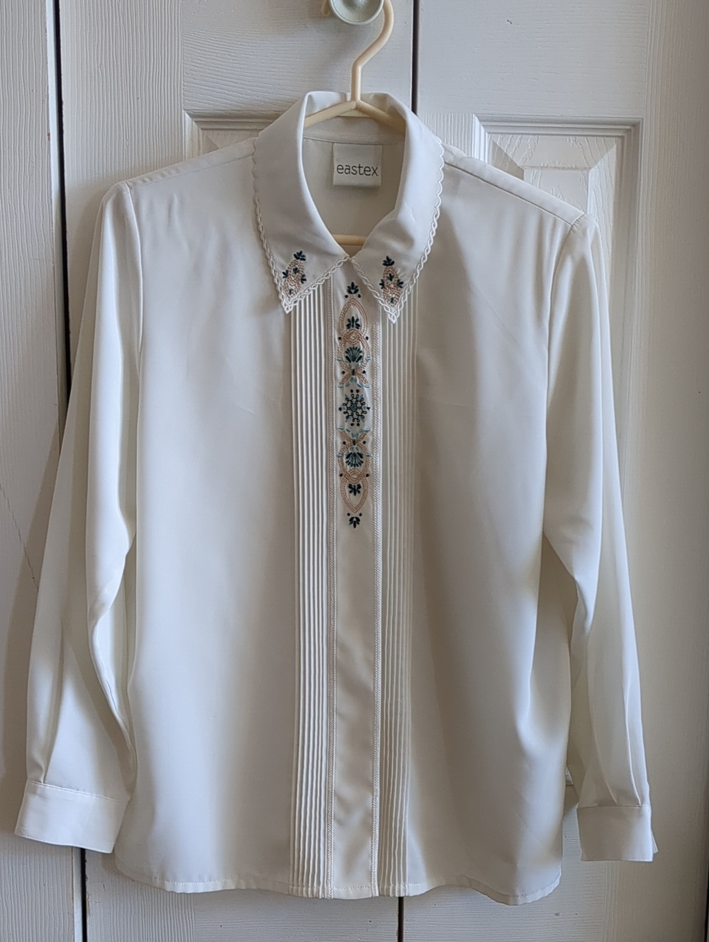 STUNNING Vintage Eastex Women's Embroidered Pleat Front Shirt